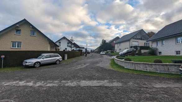 Beim Blick vom bereits ausgebauten Teil auf den aktuell diskutierten Teil des Pinningwegs ist deutlich zu erkennen: Die Stra&szlig;e ist in einem schlechten Zustand. - &copy; Gemeinde Kalletal