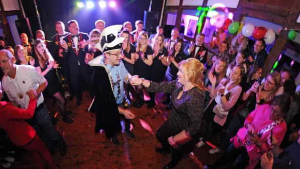 Das frische gebackene Prinzenpaar Timo und Kim Engelhardt schwingt das Tanzbein zu "Was f&uuml;r eine geile Zeit" von Ben Zucker und DJ &Ouml;tzi - &copy; Nicole Ellerbrake