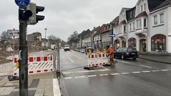 Die Absperrbaken am Hornschen Tor haben ausgedient - ab Freitag herrscht auf der Hornschen Straße wieder freie Fahrt. - © Jana Beckmann
