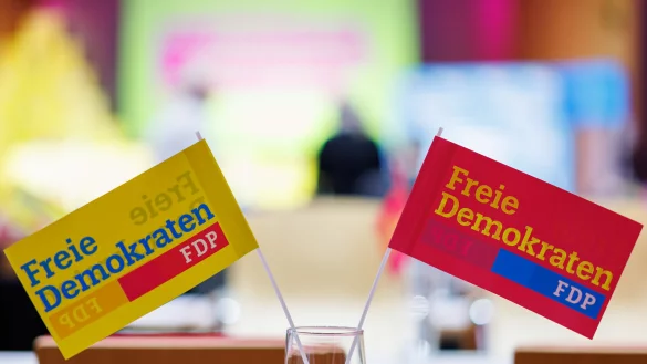 Die Abstimmung der FDP-Mitglieder über den Verbleib in der Ampel könnte Online, per Brief oder auf einer Präsenzveranstaltung erfolgen. Bindend ist das Ergebnis der Mitgliederbefragung aber nicht. - © Daniel Karmann/dpa