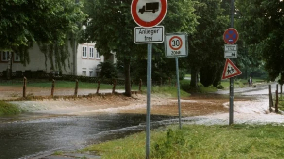 Wenn es st&auml;rker regnet, dann flie&szlig;t das Wasser in Str&ouml;men &uuml;ber die Stra&szlig;e vor der Grundschule. Die SPD hat deshalb gro&szlig;e Bedenken, wenn hier gebaut wird. - &copy; Frank Drexhage