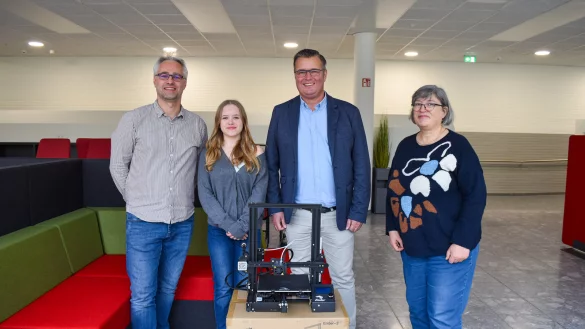Freuen sich mit Sophie &uuml;ber den Hauptgewinn: Von links: Dennis Hoffmann (MINT-Lehrer Gymnasium Barntrup), Gewinnerin Sophie Breuer, Thomas Mahlmann (zdi-Zentrum Lippe.MINT), Gabriele Schmuck (Schulleiterin Gymnasium Barntrup) - &copy; Lippe Bildung eG