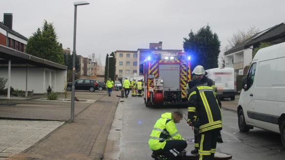 Die Feuerwehr unterst&uuml;tzt die Stadtwerke beim Messen einer m&ouml;glichen Gaskonzentration in den Kanalsch&auml;chten. Die Einsatzstelle rund um die Schadstelle ist weitr&auml;umig abgesperrt. Foto: Daniel Hobein / Feuerwehr Bad Salzuflen - &copy; Feuerwehr Bad Salzuflen