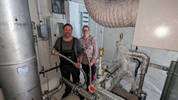 Die Mitarbeiter des Freibades Kalletal, Denise H&ouml;gel und Markus Burmester freuen sich im neuen Betriebsgeb&auml;ude des BHKW &uuml;ber die zus&auml;tzliche Technik, die jetzt zur Verf&uuml;gung steht. - &copy; Gemeinde Kalletal