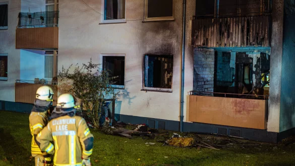 Der Schaden in der Erdgeschosswohnung des Mehrfamilienhauses am Itisweg ist immens. Darum gehen die Einsatzkr&auml;fte davon aus, dass das Feuer auch dort ausbrach. - &copy; FREITAG-TV