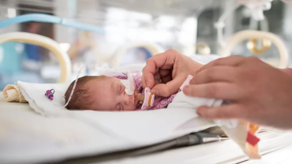 Für die Behandlung Frühgeborener mit einem Geburtsgewicht von weniger als 1.250 Gramm gelten künftig strengere Vorgaben. Doch nicht alle Kliniken müssen sich daran halten. - © picture alliance