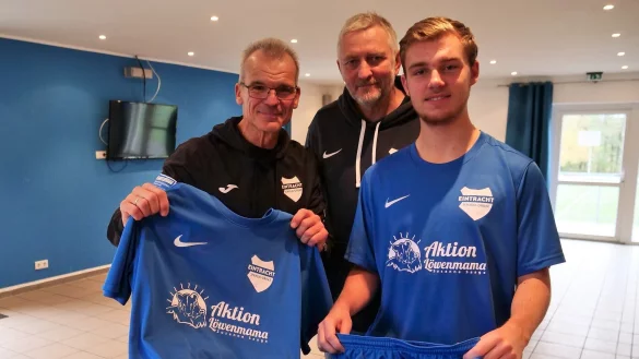 Thomas Jussen, J&ouml;rg Herzog und Fabian Schlingmann pr&auml;sentieren das L&ouml;wenmama-Trikot des SVE Jerxen-Orbke. - &copy; J&ouml;rg Hagemann