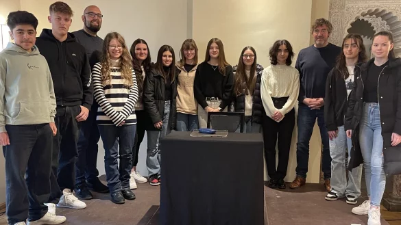 Die Sch&uuml;ler mit Lehrer Christoph Krull (Dritter von links) und Schauspieler Stefan Sz&agrave;sz (Dritter von rechts) nach der Lesung. - &copy; GSG