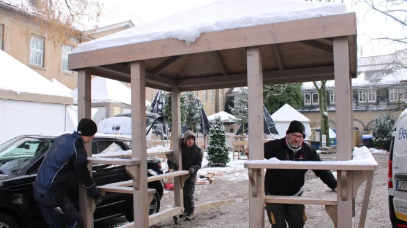 Die restlichen H&uuml;tten des Weihnachtsmarkts werden im Schlosspark platziert. - &copy; Chiara Wibbeke