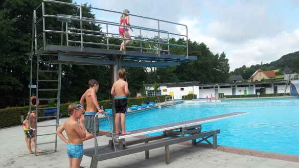 Nach einem Badeunfall wird der Drei-Meter-Sprungturm &uuml;berpr&uuml;ft. - &copy; LZ-Archiv