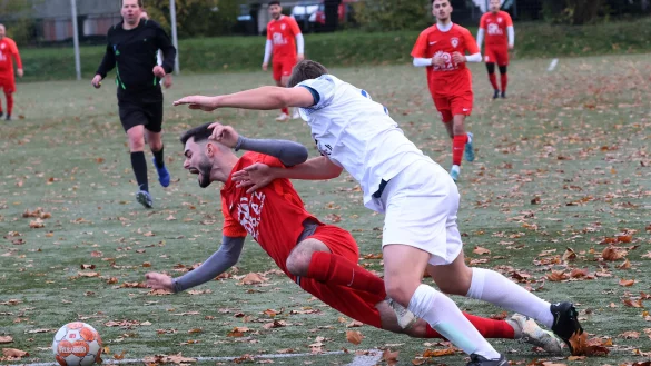 Schötmars Hamza Misir (rotes Trikot) im Zweikampf mit Laurin Sasse vom TBV II. - © paul cohen