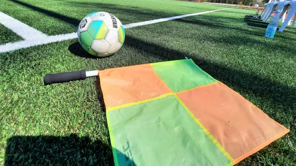 Der Ball und die Fahne bleiben - wie auf diesem Symbolbild zu sehen - am Spielfeldrand liegen: Eine C-Liga-Partie wurde abgebrochen. - &copy; Oliver K&ouml;nig