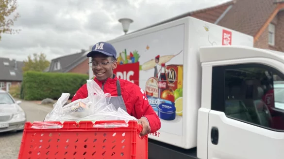 Wayne Sibanda (20) macht eine Ausbildung zum Altenpfleger. Nebenbei arbeitet er als Fahrer für den Online-Supermarkt Picnic im Kreis Gütersloh. - © Lena Vanessa Bleck