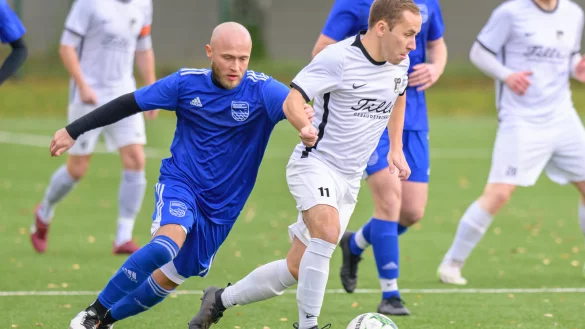 Immer wieder kreuzten sich die Wege von Georg Adam (links), Kapit&auml;n der SF Berlebeck-Heiligenkirchen, und Chris Capelle vom TuS Horn-Bad Meinberg. - &copy; EGON PENNER