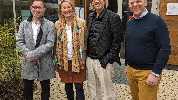 Schul-Mitgr&uuml;nder Josef K&ouml;hler (links) und der Gesch&auml;ftsf&uuml;hrer der Peter-Gl&auml;sel-Stiftung, Stefan Wolf, begr&uuml;&szlig;ten Bettina und Carl-A. Fechner zur Mattinee. - &copy; Peter Gl&auml;sel Stiftung