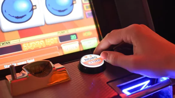 Im Bereich Glücksspielautomaten machen Betreiber besonders viel Gewinn. 2021 waren es 4,8 Milliarden Euro, die dort verzockt wurden. - © Symbolbild: Britta Pedersen/dpa