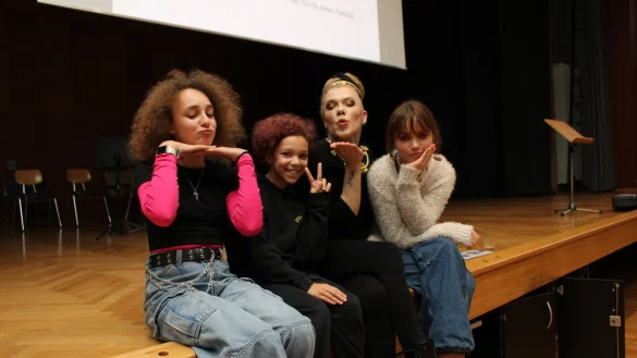 Veuve Noires Geschichte (Zweite von rechts) ist bei den Sch&uuml;lern der Solidarit&auml;ts-AG Lilly Frank (von links), Linda Frank und Leo Stricker auf Interesse gesto&szlig;en. - &copy; Nico D&uuml;llmann