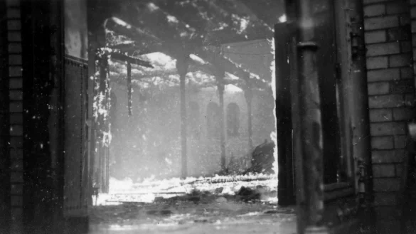 Der Innenraum der Paderborner Synagoge steht am 10. November 1938 in Flammen. - &copy; Kurt B&ouml;se/Sammlung Gol&uuml;cke im Stadt- und Kreisarchiv Paderborn