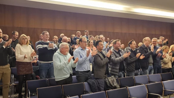 Die Kollegen aus dem Rathaus habennach dem Bekanntegebn des Wahlergebnisses laut applaudiert, die Freude, dass Thorsten Paulussen Beigeordneter der Stadt Lage bleibt, war groß. - © Astrid Sewing