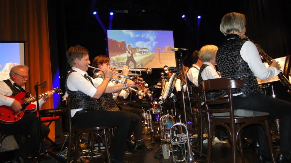 Lars Schlussmeier zelebriert im B&uuml;hnen-Vordergrund sein Posaunen-Solo des Swing-Titels "Feeling Good". Im Hintergrund verdoppelt er sich passend in einem Cadillac-Motiv, das schon Elvis Presley zur Ehre gereicht hat. (Foto: Hajo G&auml;rtner) - &copy; Hajo G&auml;rtner