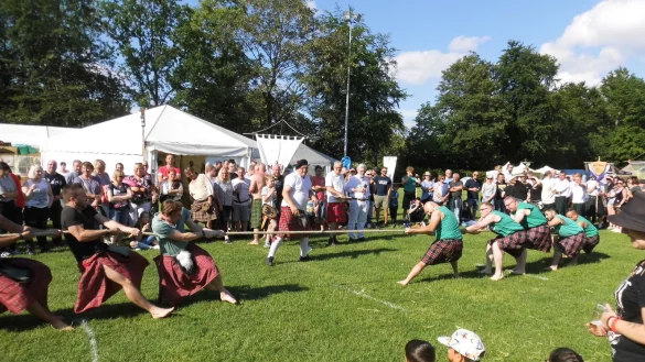Die Lüerdisser zeigen bei den Highland Games jedes Jahr, wie unterhaltsam Dorffeste sein können. - © VfL Lüerdissen