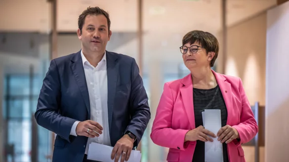Saskia Esken und Lars Klingbeil wollen beim Bundesparteitag der SPD erneut als Spitzenduo antreten. Foto: Michael Kappeler/dpa - &copy; Michael Kappeler