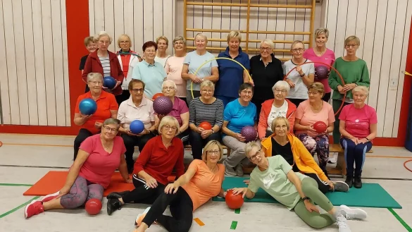 Eine bunte Truppe ist die Frauen-Gymnastikgruppe des VfL Lieme, bei der mit Anneliese Kern (zweite Reihe, links) eine Turnerin schon bei der Gr&uuml;ndung vor 60 Jahren dabei war. - &copy; Benno Beermann