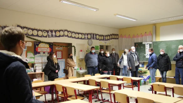 Vor zwei Jahren schauten sich die Politiker die R&auml;ume der Von-Haxthausen-Grundschule in Alverdissen an, um &uuml;ber den Standort zu entscheiden. Jetzt steht die Sanierung an. - &copy; Nadine Uphoff