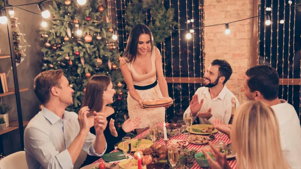 Im Kreise von Freunden und Familie schmeckt es gleich doppelt gut. - © deagreez – stock.adobe.com