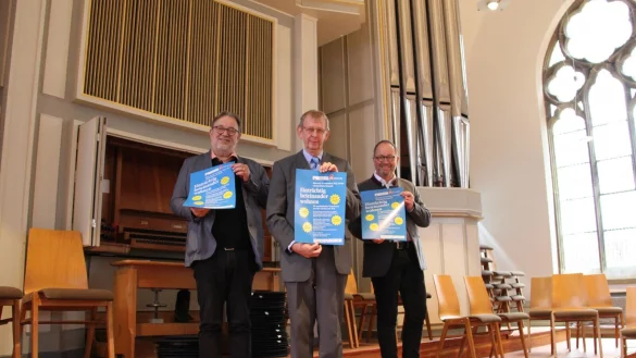 Freuen sich auf das Konzert: Johannes Vetter (von links), Pfarrer Maik Fleck und Verbandsvorsteher J&ouml;rg D&uuml;ning-Gast. - &copy; Foto: LVL