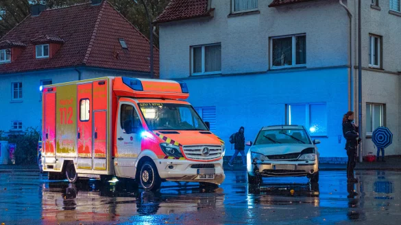 Der Rettungswagen und der Ford Mondeo sind am Montagnachmittag zusammengesto&szlig;en. - &copy; FREITAG-TV