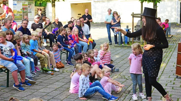So soll es k&uuml;nftig h&auml;ufiger aussehen: Bei der Veranstaltung "lebendiger Marktplatz" zog die Zauberk&uuml;nstlerin Zara Finjell (Sarah Schl&uuml;ter) das Publikum in ihren Bann. - &copy; Nicole Ellerbrake