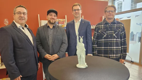 Landrat Dr. Axel Lehmann (von links), Lucas Noke, Bürgermeister Matthias Kalkreuter und LTM-Geschäftsführer Günter Weigel haben die neue Tourist-Info am Freitag vorgestellt. - © Astrid Sewing