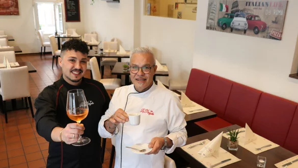 Agatino Sturniolo steht mit Sohn Daniele im "La Pergola" an der Hornschen Stra&szlig;e. - &copy; Alexandra Schaller