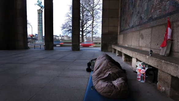 Ein Obdachloser hat sich f&uuml;r seinen Schlafplatz einen gesch&uuml;tzten Platz gesucht. - &copy; Martin Gerten