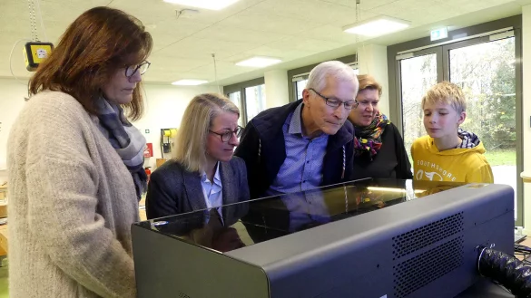 Das hochkomplexe Laserger&auml;t ist von Finn (rechts) in Betrieb gesetzt worden. Scharf beobachtet von Petra Kuhn, Schulleiterin Brigitta Wulf, Reinhold Reker und Cornelia Reuter - &copy; Rudi Rudolph