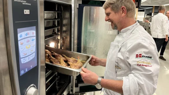 Michael Schwarze, K&uuml;chenmeister und Ausbilder beim SOS-Berufsausbildungszentrum, wirft einen Blick auf die Entenkeulen. - &copy; Jana Beckmann