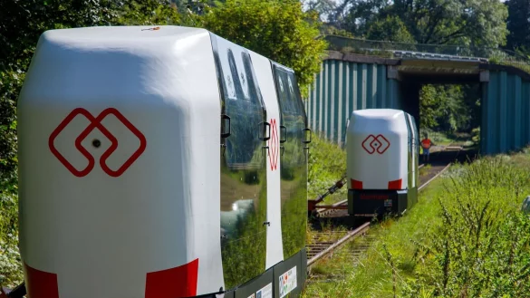 Das batterieelektrisch angetriebene Monocab erm&ouml;glicht den Einschienenbetrieb "on demand" auf stillgelegten Bahngleisen. - &copy; TH OWL