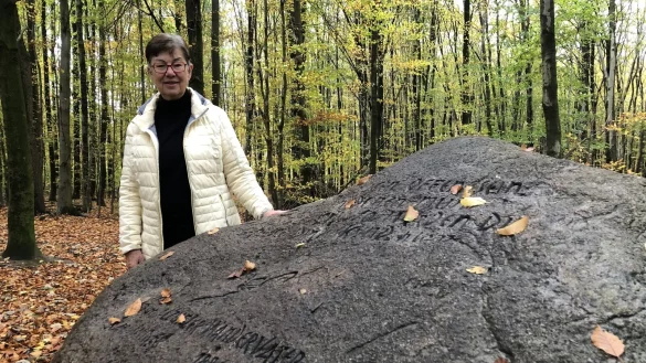 Dietlind L&ouml;hnert steht am Karl-Bachler-Stein, der an den Salzufler "Wandervater" erinnert. - &copy; Sven Kienscherf