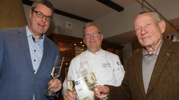 Ein Prosit auf 125 Jahre Dehoga Lippe. Es sto&szlig;en an (von links) Gesch&auml;ftsf&uuml;hrer Kai Buhrke, Pr&auml;sident Holger Lemke und Uwe Beimfohr, Pr&auml;sident von 1977 bis 2006. - &copy; Martin Hostert