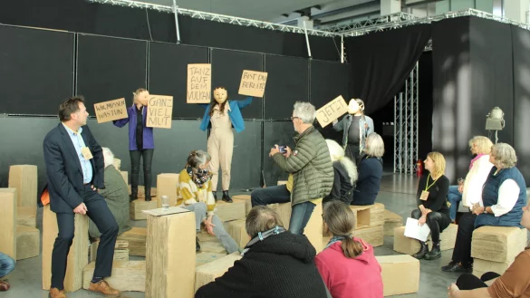 Mit einem Maskenspiel begr&uuml;&szlig;t das "TheatreFragile" die G&auml;ste zum zehnj&auml;hrigen Geburtstag in Detmold. - &copy; Chiara Wibbeke