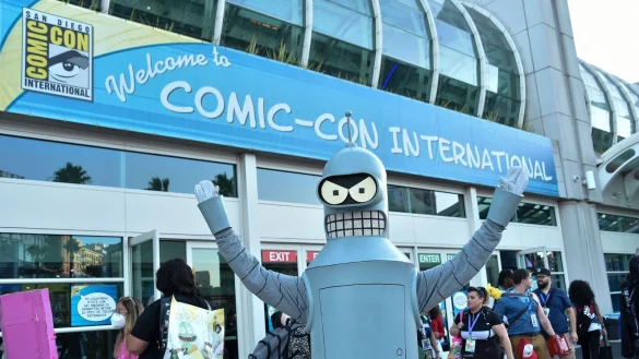 Ein als Bender aus der Fernsehserie Futurama verkleideter Cosplayer posiert vor dem Kongresszentrum w&auml;hrend der San Diego Comic-Con. - &copy; Chris Delmas / AFP