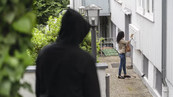 Ein 38-J&auml;hriger soll seiner Ex-Lebensgef&auml;hrtin in Detmold wochenlang nachgestellt haben. Vor dem Amtsgericht Detmold wird er dennoch f&uuml;r diese Taten freigesprochen. Das hat Gr&uuml;nde. Das Foto ist ein Symbolbild. - &copy; maikgoering photography