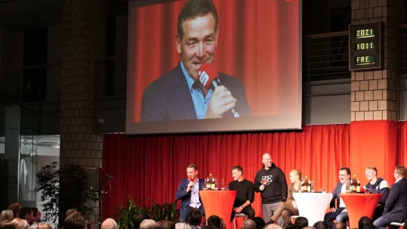 Bundestrainer Alfred Gislason als guter Unterhalter. - &copy; J&ouml;rg Hagemann