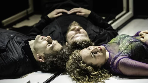 Dominic Fabio Betz, Florian Zanger und Laura Zeiger (von links) sind in "Ich / Ich / Ich" zu sehen. - &copy;Bettina Stoess