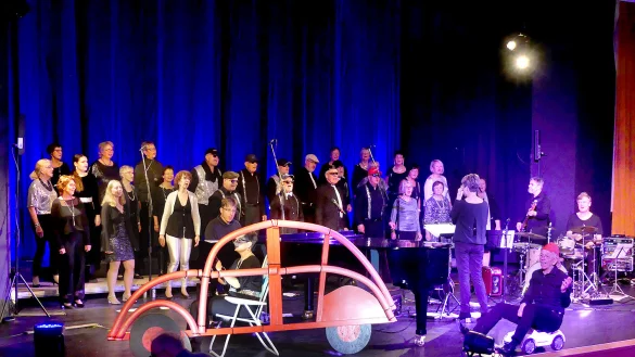 Ein stilisierter "Citroen 2 CV " und ein Bobby-Car waren die bejubelten Requisiten bei &bdquo;Im Wagen vor mir&ldquo; beim Auftritt von "CHORissimo". - &copy; Rudi Rudolf