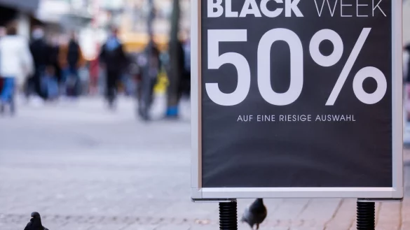 Am Black Friday werben Unternehmen mit günstigen Preisen auf Tausende Produkte. - © Rolf Vennenbernd