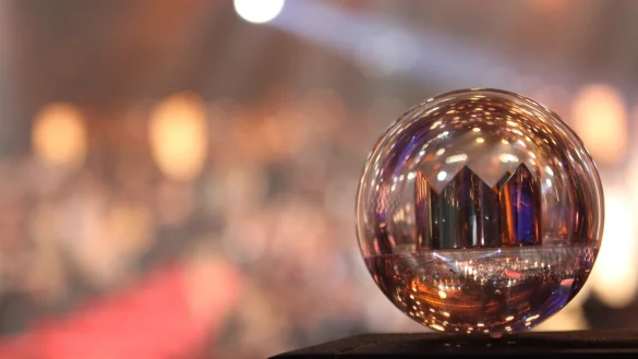 Die 1 Live Krone wird in diesem Jahr erstmalig in Bielefeld verliehen. Auf dem roten Teppich gibt's die Stars hautnah zu erleben. - © Tim Bäcker