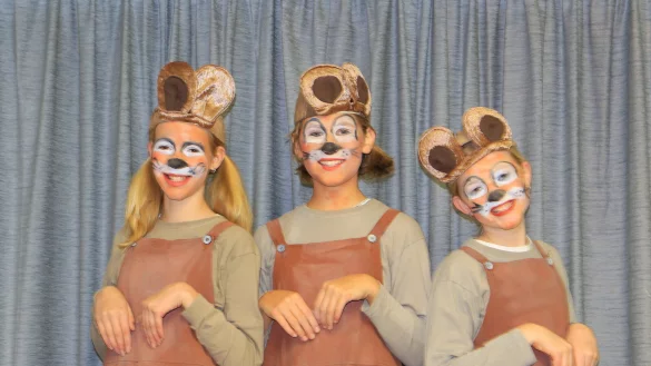 Die drei M&auml;use (von links) Charlotte Zarsen, Tilda Wilke, Karla Westphal) freuen sich &uuml;ber die Stadtrechte. - &copy; Fotorechte: Freilichtb&uuml;hne Bellenberg