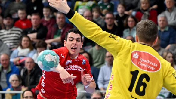 Samuel Zehnder war Lemgos bester Werfer gegen Recken-Torwart Simon Gade. - &copy; Mathias M. Lehmann